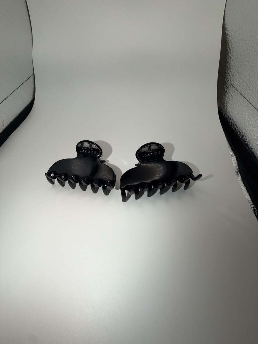 Marc Jacobs Logo Black Hair Claw Clips (Set of 2) - Picture 4 of 4